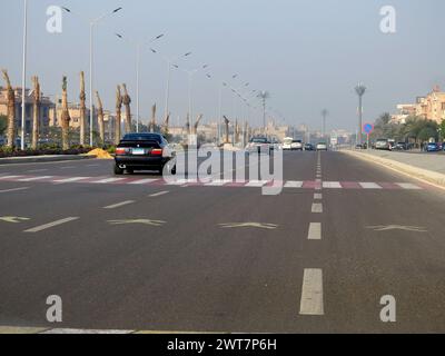 Kairo, Ägypten, 13. Dezember 2022: Ein Straßenschild auf dem Asphalt, das Fahrzeuge anweist, zu verlangsamen, Fußgängerüberquerung voraus. Schild, das die Kreuzung anzeigt Stockfoto