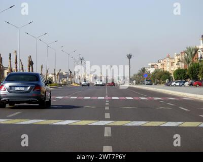 Kairo, Ägypten, 14. Dezember 2022: Ein Straßenschild auf dem Asphalt, das Fahrzeuge anweist, zu verlangsamen, Fußgängerüberquerung voraus. Schild, das die Kreuzung anzeigt Stockfoto