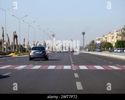 Kairo, Ägypten, 14. Dezember 2022: Ein Straßenschild auf dem Asphalt, das Fahrzeuge anweist, zu verlangsamen, Fußgängerüberquerung voraus. Schild, das die Kreuzung anzeigt Stockfoto