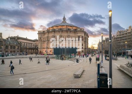 Edinburgh, Schottland, Großbritannien - McEwan Hall and Bristo Square Renovation, Edinburgh University by LDN Architects, in der Abenddämmerung Stockfoto