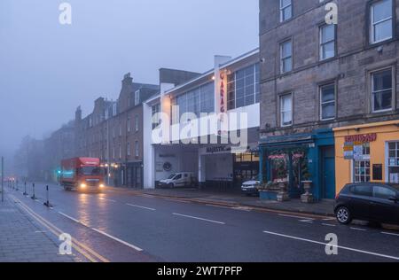 Edinburgh, Schottland, Großbritannien - Causewayside Garage von Basil Spence, im Nebel Stockfoto