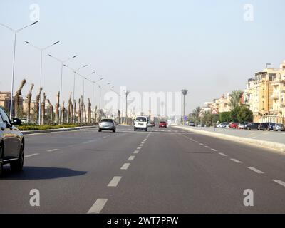 Kairo, Ägypten, 14. Dezember 2022: Naguib Mahfouz Axis Highway in der 1. Siedlung neue Stadt Kairo, Naguib Mahfouz Abdelaziz Ibrahim war ein ägyptischer Schriftsteller Stockfoto
