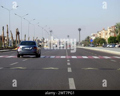 Kairo, Ägypten, 14. Dezember 2022: Ein Straßenschild auf dem Asphalt, das Fahrzeuge anweist, zu verlangsamen, Fußgängerüberquerung voraus. Schild, das die Kreuzung anzeigt Stockfoto