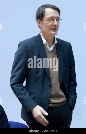 Berlin, Deutschland. März 2024. Bundesgesundheitsminister Karl Lauterbach (SPD) kommt zur Fortsetzung der geschlossenen Sitzung des SPD-Parteivorstands ins Willy Brandt-Haus. Quelle: Jörg Carstensen/dpa/Alamy Live News Stockfoto