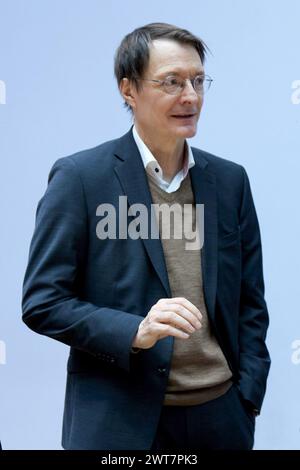 Berlin, Deutschland. März 2024. Bundesgesundheitsminister Karl Lauterbach (SPD) kommt zur Fortsetzung der geschlossenen Sitzung des SPD-Parteivorstands ins Willy Brandt-Haus. Quelle: Jörg Carstensen/dpa/Alamy Live News Stockfoto