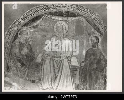 Umbria Terni Ferentillo Abbazia di S. Pietro in Valle. Hutzel, Max 1960-1990 die Abtei wurde an dem Ort gegründet, an dem die beiden Eremiten Lazzaro und Giovanni im 6. Jahrhundert lebten. Sie wurde vom Herzog von Spoleto Faroaldo II. Gegründet Das Kirchenschiff ist insofern einzigartig, als es nach Osten ausgerichtet ist. Die Kirche wurde im 10. Und 11. Jahrhundert rekonstruiert und 1931 vollständig restauriert. Zu den Fotos gehören Außenansicht, Blick auf den Innenhof, Fresken, Sarkophage und Reliefskulpturen. Ikonographie enthält Madonna und Kind mit St. Peter und Paul, Christus in einer Mandorla, S. Stockfoto