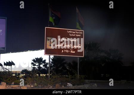 Gizeh, Ägypten, 15. März 2024: Das Denkmal zur Gründung der libyschen Armee 1940 in Gizeh Stadt Ägypten bei Nacht, Denkmal der Gründung des Militärs Stockfoto