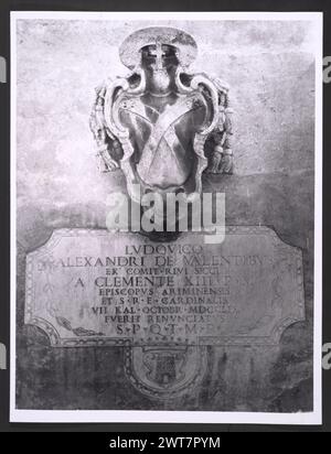 Umbria Perugia Trevi Palazzo Communale, Pinacoteca. Hutzel, Max 1960-1990 Blick auf die Fassade des Palazzo Communale aus dem 15. Jahrhundert und die Piazza Mazzini. Blick auf die feine Sammlung umbrischer Gemälde, Skulpturen, Metallarbeiten und Deruta Maiolica in der Pinacoteca. Besonders hervorzuheben ist eine Skulpturengruppe, die ein hervorragendes Beispiel für den großen Bildhauer Cesare Aureli aus dem 19. Jahrhundert ist. Die Fotos zeigen auch die enzykolpedische Sammlung umbrischer Gemälde (14. Bis 16. Jahrhundert), die von Werken von Giovanni Spagna, Giusto di Grand und Pinturricchio hervorgehoben werden. Objektnotizen: Hutzel drehte diese Kampagne 1984 Stockfoto