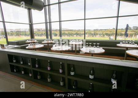 Barossa Valley, Handwerker Barossa Weinkeller Türtische für Weinproben von kleinen Weinsorten von 8 Produzenten in South Australia Stockfoto