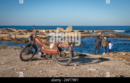 Ein alter Roller parkte am Meer bei Borg Errass auf Kap Afrika, Mahdia, Tunesien Stockfoto