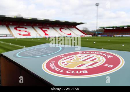 Ein allgemeiner Blick auf das Stevenage-Emblem im Lamex-Stadion vor dem Spiel der Sky Bet League One im Lamex-Stadion, Stevenage. Bilddatum: Samstag, 16. März 2024. Stockfoto