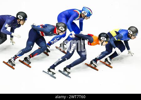 ROTTERDAM - (l-r) Brendan Corey (aus), Niall Treacy (GBR), Luca Spechenhauser (ITA), Friso Emons (NED), Oleh Handei (UKR) während des 1500-Meter-Halbfinales der Männer bei den Kurzstreckenweltmeisterschaften in Ahoy. ANP KOEN VAN WEEL Credit: ANP/Alamy Live News Stockfoto