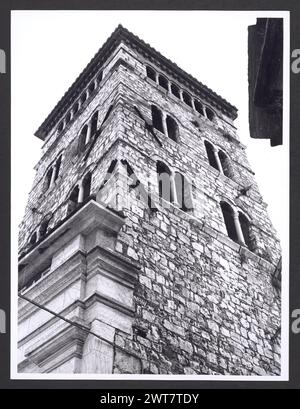 Lazio Rieti Casperia S. Giovanni Battista. Hutzel, Max 1960-1990 Mittelalter: Architektur. Campanile aus dem 12. Jahrhundert mit zwei Registern mit Doppelbogenfenstern und einer Loggia im obersten Register. Postmittelalterliche Architektur, Malerei, Skulptur. In der Apsis, Gemälde der Taufe Christi von Iacopo Siculo aus dem Jahr 1524. Auf der Predella sind Christus und die Apostel dargestellt. Statue Christi mit Lamm und Buch mit sieben Siegeln, Kruzifix aus Marmor. Blick auf Campnile, Brunnen auf der piazza vor der Kirche und Innenansicht auf Schiff, Kruzifix, Kuppel, Chor, Gemälde und sc Stockfoto