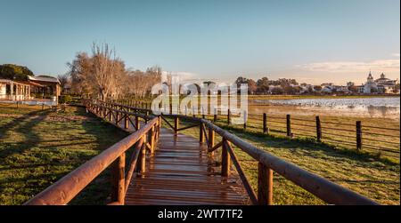 Reisen Sie Spanien Andalusien Natur Umgebung und wichtige Nationalparks Landschaft der Lagune in rocio im Nationalpark Coto de Donana bei Sonnenaufgang Stockfoto