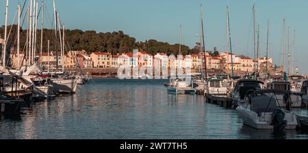 Europa Reisen Frankreich schöne Küstendörfer Hafen und Uferpromenade der Stadt Port Vendres in Frankreich Stockfoto