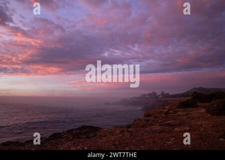 Reise Europa Spanien Mittelmeerküste schöner Sonnenuntergang über dem Meer an der Costa del Azahar in Peniscola Spanien Stockfoto