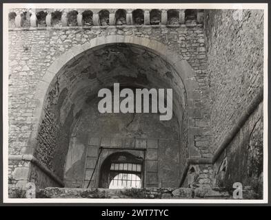 Latium Latina Sermoneta Castello Caetani0. Hutzel, Max 1960-1990 postmittelalterlich: Ansichten anderer Architekturstrukturen in der Nähe; Architektur, Architekturskulptur (17. Jahrhundert) Innenräume sind Möbel, Wandmalereien (16. Jahrhundert), Skulptur der in Deutschland geborene Fotograf und Gelehrte Max Hutzel (1911–1988), fotografiert in Italien von den frühen 1960er Jahren bis zu seinem Tod. Das Ergebnis dieses Projektes, von Hutzel als Foto Arte Minore bezeichnet, ist eine gründliche Dokumentation der kunsthistorischen Entwicklung in Italien bis zum 18. Jahrhundert, einschließlich der Objekte der Etrusker und Römer sowie der Etagengegenstände Stockfoto