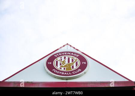 Ein allgemeiner Blick auf das Stevenage-Emblem im Lamex-Stadion vor dem Spiel der Sky Bet League One im Lamex-Stadion, Stevenage. Bilddatum: Samstag, 16. März 2024. Stockfoto