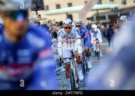 Pavia, Italien. März 2024. VAN DER POEL Mathieu am Start des Herren-Elite-Rennens des eintägigen Radrennens von Mailand-Sanremo (288 km) von Pavia und nach Sanremo (Nordwest-Italien) am Samstag, 16. März 2024. Sport - Radsport . (Foto: Gian Mattia D'Alberto/Lapresse) Credit: LaPresse/Alamy Live News Credit: LaPresse/Alamy Live News Stockfoto