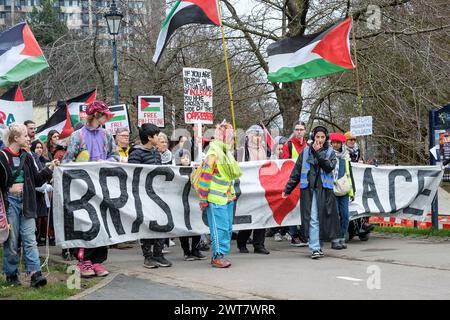 Bristol, Großbritannien. März 2024. Eine Massenbegräbnisprozession in Bristol, um die vielen Männer, Frauen und Kinder zu betrauern und zu ehren, die im aktuellen Israel-Gaza-Konflikt ums Leben gekommen sind. Quelle: JMF News/Alamy Live News Stockfoto