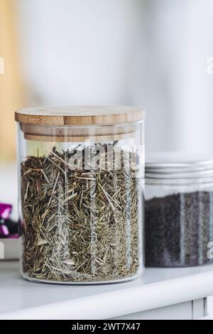 Getrocknete Kräuter in Glasgefäß für Kräutertees Stockfoto