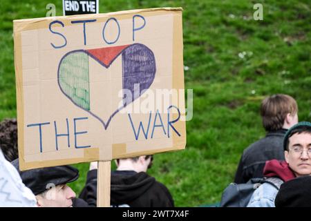 Bristol, Großbritannien. März 2024. Eine Massenbegräbnisprozession in Bristol, um die vielen Männer, Frauen und Kinder zu betrauern und zu ehren, die im aktuellen Israel-Gaza-Konflikt ums Leben gekommen sind. Quelle: JMF News/Alamy Live News Stockfoto