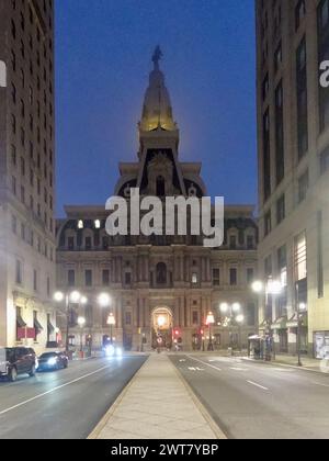 Das Rathaus von Philadelphia erstrahlt in der Dämmerung. Stockfoto