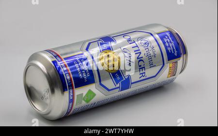 Kiew, Ukraine - 02. September 2022: Studio-Shooting von Oettinger Pils Bier Can Closeup vor weißem Hintergrund. Stockfoto