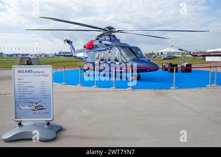 SCHUKOWSKI, RUSSLAND - 20. JULI 2017: Der Hubschrauber Leonardo Helicopters AW139 wurde auf dem russischen und italienischen Unternehmen HeliVert auf dem MAKS-201 montiert Stockfoto