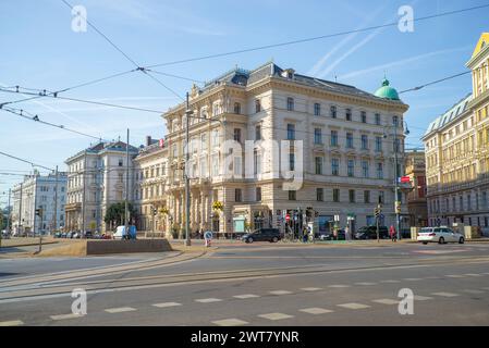 WIEN, ÖSTERREICH - 25. APRIL 2018: Sonniger Apriltag auf den Straßen der Stadt Stockfoto