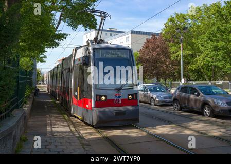 WIEN, ÖSTERREICH - 25. APRIL 2018: Straßenbahn auf einer Stadtstraße an einem sonnigen Frühlingstag Stockfoto