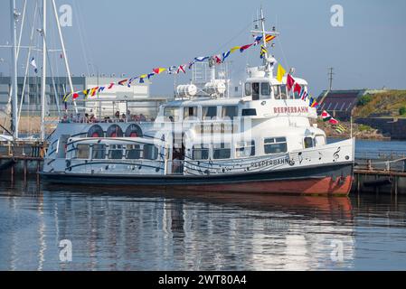 KRONSTADT, RUSSLAND - 28. JULI 2019: Das berühmte Schiff „Reeperbahn“, auf dem die Beatles, Rolling Stones und Queen auftraten, an einem sonnigen Juli am Pier Stockfoto