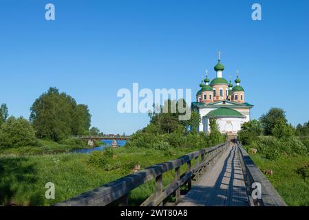 Sommerlandschaft mit der alten Kathedrale der Smolensk-Ikone der Gottesmutter. Olonets, Karelien. Russland Stockfoto