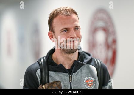 Jordan Rhodes aus Blackpool kommt vor dem Spiel der Sky Bet League 1 Wigan Athletic gegen Blackpool im DW Stadium, Wigan, Großbritannien, 16. März 2024 (Foto: Craig Thomas/News Images) in, am 16. März 2024. (Foto: Craig Thomas/News Images/SIPA USA) Credit: SIPA USA/Alamy Live News Stockfoto