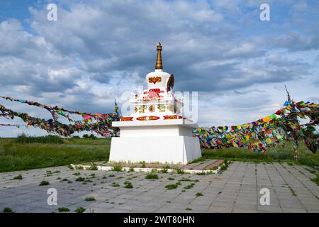 ELISTA, RUSSLAND - 4. JUNI 2023: Buddhistische Stupa unter bewölktem Himmel. Syakyusn-Syume buddhistischer Tempel Stockfoto