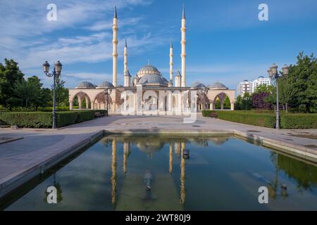 GROSNY, RUSSLAND - 14. JUNI 2023: Blick auf das Herz der Tschetschenienmoschee an einem sonnigen Juni-Morgen Stockfoto