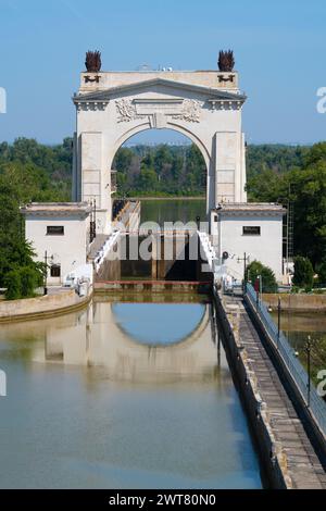 WOLGOGRAD, RUSSLAND - 15. JUNI 2023: Bogen der ersten Schiffsschleuse des Wolga-Don-Kanals an einem sonnigen Juni-Tag Stockfoto