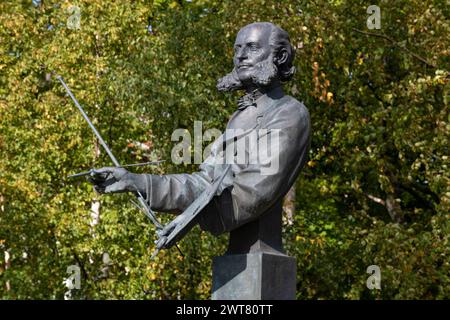 KRONSTAD, RUSSLAND - 16. SEPTEMBER 2023: Denkmal für den russischen Marinemaler I.K. Aivazovsky an einem sonnigen Septembertag Stockfoto