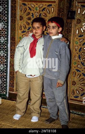 Meknes, Marokko. Schuljungen besuchen das Mausoleum von Moulay Ismail. Stockfoto