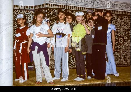 Meknes, Marokko. Schulkinder besuchen das Mausoleum von Moulay Ismail. Stockfoto