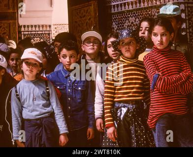 Meknes, Marokko. Schulkinder besuchen das Mausoleum von Moulay Ismail. Stockfoto