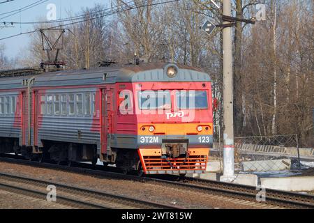 PETRO-SLAVJANKA, RUSSLAND - 04. MÄRZ 2024: Der Hauptwagen des elektrischen Vorortzuges ET2M-123 an einem sonnigen Märztag. Bahnhof Slavjanka, Oktjabrskaja r Stockfoto