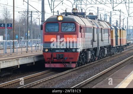 PETRO-SLAVJANKA, RUSSLAND - 04. MÄRZ 2024: Diesellokomotive 2M62-0748 mit einem Servicezug auf dem Bahnhof Slavjanka an einem Märztag. Oktjabrskaja Railw Stockfoto