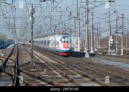 PETRO-SLAVJANKA, RUSSLAND - 04. MÄRZ 2024: Moderner Hochgeschwindigkeits-Elektrozug EVS1-16 'Sapsan' auf einer Eisenbahnstrecke an einem sonnigen Märztag Stockfoto