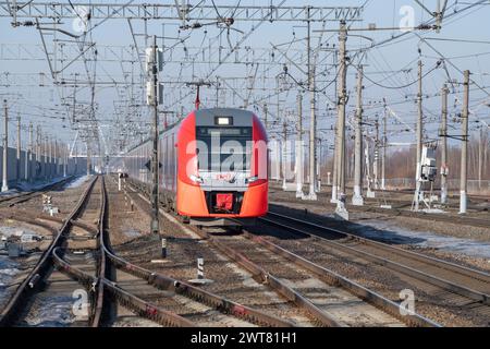 PETRO-SLAVJANKA, RUSSLAND - 4. MÄRZ 2024: Elektrozug ES2G-144 'Lastochka' in Bewegung an einem sonnigen Märztag. Vorderansicht. Oktjabrskaja Eisenbahn Stockfoto