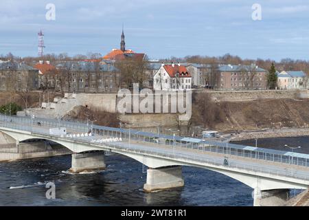 Border Friendship Bridge in der Stadtlandschaft an einem Märztag. Narva, Estland Stockfoto