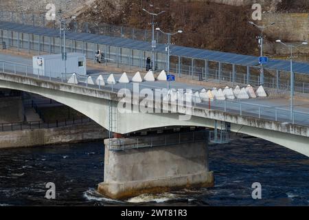 IVANGOROD, RUSSLAND - 10. MÄRZ 2024: Freundschaftsbrücke für den Autoverkehr an einem Märztag geschlossen. Grenze zwischen Estland und Russland Stockfoto