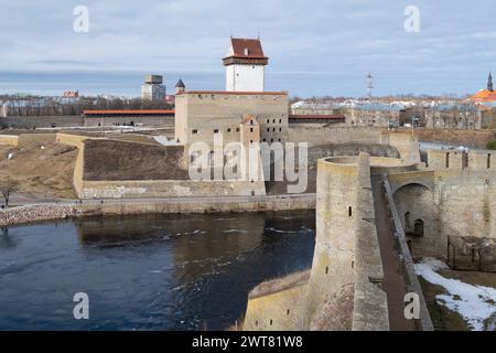 Blick auf die alte Herman-Burg von der Mauer der Festung Ivangorod an einem Märztag. Grenze zwischen Estland und Russland Stockfoto