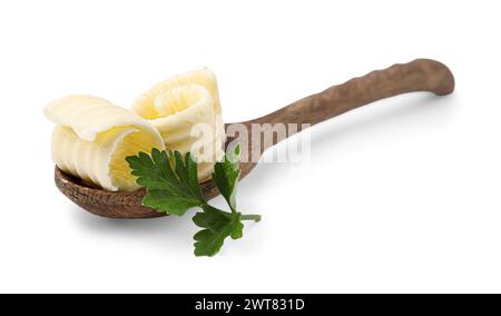 Leckere Butterlocken und frische Petersilie im Löffel isoliert auf weiß Stockfoto