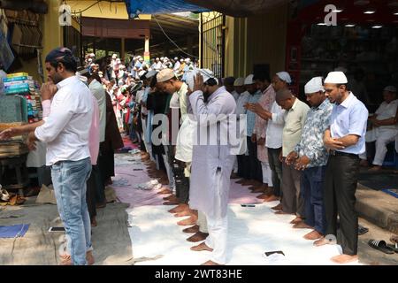 Kalkutta, Westbengalen, Indien. März 2024. Muslime beten am ersten Freitag des heiligen Monats Ramadan in der Nähe von Tipu Sultan Masjid in Kalkutta. (Kreditbild: © Dipa Chakraborty/Pacific Press via ZUMA Press Wire) NUR REDAKTIONELLE VERWENDUNG! Nicht für kommerzielle ZWECKE! Stockfoto